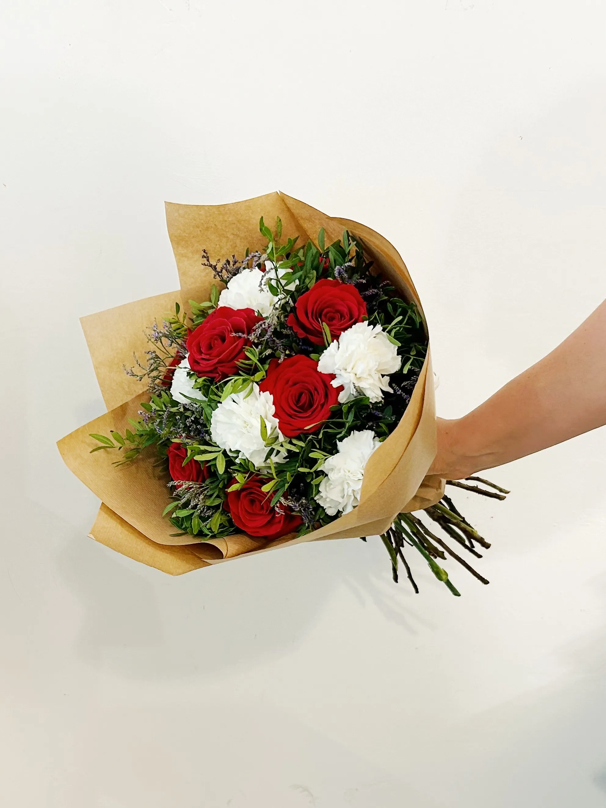 Ram de Roses Vermelles i Crisantems o Clavells Blancs "T'estranyo"